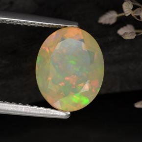 1.59カラットの天然マルチカラーオパール（10.1×8.1 mm・透明）