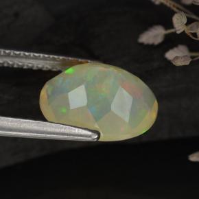 1.59カラットの天然マルチカラーオパール（10.1×8.1 mm・透明）