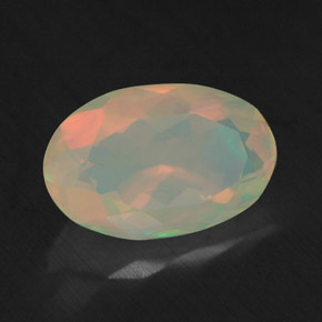 1.72カラットの天然マルチカラーオパール（11.4×7.4 mm・オーバルカット）