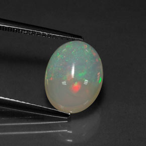 2.72カラットの天然マルチカラーオパール（12×9.1 mm・オーバルカット）