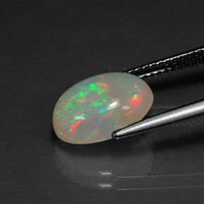 2.72カラットの天然マルチカラーオパール（12×9.1 mm・オーバルカット）