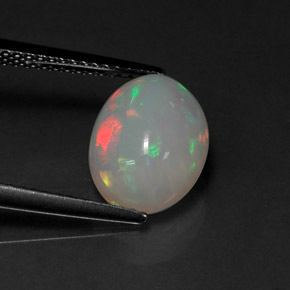 2.24カラットの天然マルチカラーオパール（11.3×8.7 mm・オーバルカット）
