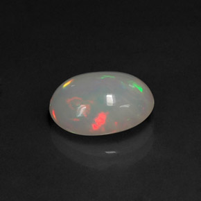 2.24カラットの天然マルチカラーオパール（11.3×8.7 mm・オーバルカット）