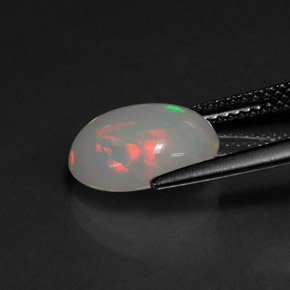 2.24カラットの天然マルチカラーオパール（11.3×8.7 mm・オーバルカット）