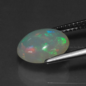 1.88カラットの天然マルチカラーオパール（10.6×8.5 mm・透明）