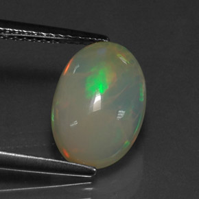 2.25カラットの天然マルチカラーオパール（12.5×8.3 mm・透明）