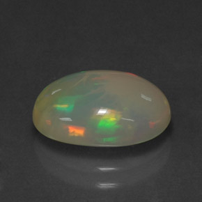 2.25カラットの天然マルチカラーオパール（12.5×8.3 mm・透明）