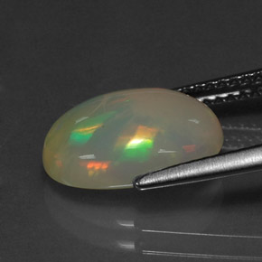 2.25カラットの天然マルチカラーオパール（12.5×8.3 mm・透明）