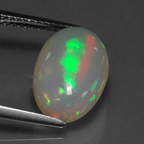 3.77カラットの天然マルチカラーオパール（13.7×9.2 mm・透明）