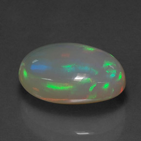 3.77カラットの天然マルチカラーオパール（13.7×9.2 mm・透明）