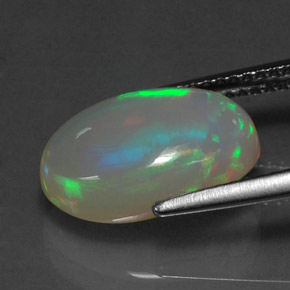 3.77カラットの天然マルチカラーオパール（13.7×9.2 mm・透明）