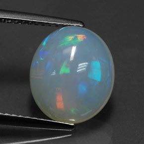 3.89カラットの天然マルチカラーオパール（12.2×10.6 mm・透明）