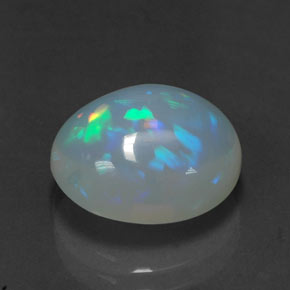 3.89カラットの天然マルチカラーオパール（12.2×10.6 mm・透明）