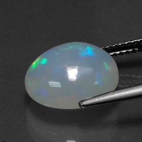 3.89カラットの天然マルチカラーオパール（12.2×10.6 mm・透明）