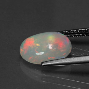 2.01カラットの天然マルチカラーオパール（11.1×8.8 mm・透明）