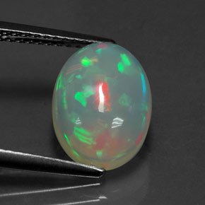 2.57カラットの天然マルチカラーオパール（12.2×8.9 mm・透明）