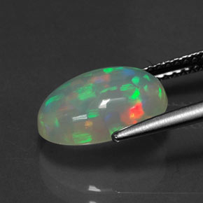 2.57カラットの天然マルチカラーオパール（12.2×8.9 mm・透明）