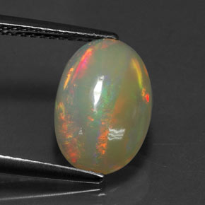 2.04カラットの天然マルチカラーオパール（13×8.6 mm・オーバルカット）