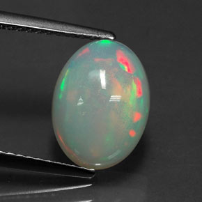 2.06カラットの天然マルチカラーオパール（11.6×8.6 mm・透明）