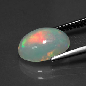 2.06カラットの天然マルチカラーオパール（11.6×8.6 mm・透明）