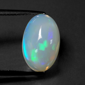 3.63カラットの天然マルチカラーオパール（14.2×9.2 mm・透明）