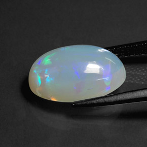 3.63カラットの天然マルチカラーオパール（14.2×9.2 mm・透明）