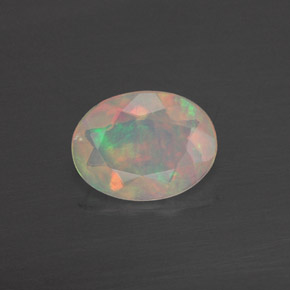 0.70カラットの天然マルチカラーオパール（8.2×6.2 mm・透明）