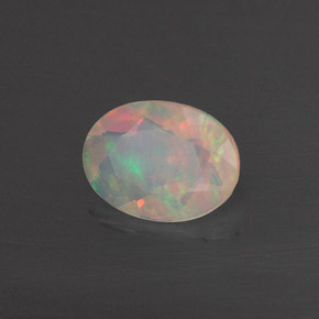 0.70カラットの天然マルチカラーオパール（8.2×6.2 mm・透明）