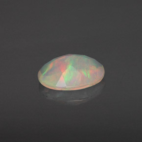0.70カラットの天然マルチカラーオパール（8.2×6.2 mm・透明）
