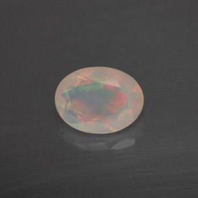 0.83カラットの天然マルチカラーオパール（7.9×6 mm・透明）