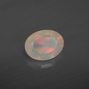 0.83カラットの天然マルチカラーオパール（7.9×6 mm・透明）