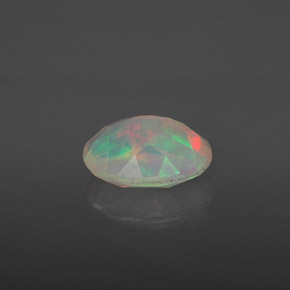 0.83カラットの天然マルチカラーオパール（7.9×6 mm・透明）