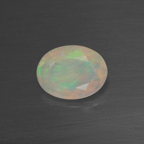 0.65カラットの天然マルチカラーオパール（7.9×6.1 mm・透明）