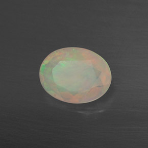 0.65カラットの天然マルチカラーオパール（7.9×6.1 mm・透明）