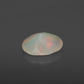 0.65カラットの天然マルチカラーオパール（7.9×6.1 mm・透明）
