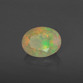 0.84カラットの天然マルチカラーオパール（8×6.1 mm・透明）