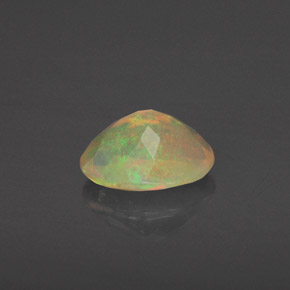 0.84カラットの天然マルチカラーオパール（8×6.1 mm・透明）