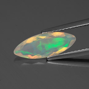 0.94カラットの天然マルチカラーオパール（14.7×5.5 mm・マーキス）