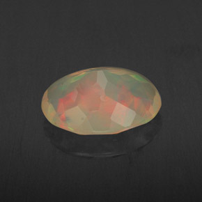 1.65カラットの天然マルチカラーオパール（10.9×8.3 mm・オーバルカット）