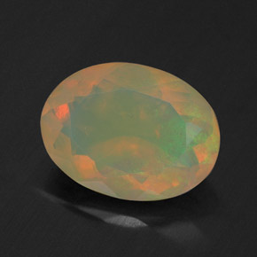1.49カラットの天然マルチカラーオパール（10.4×7.7 mm・透明）