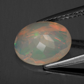 1.52カラットの天然マルチカラーオパール（10.2×8.1 mm・透明）