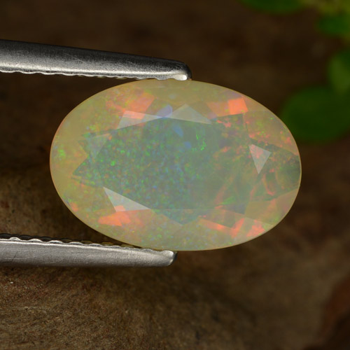 1.26カラットの天然マルチカラーオパール（10.6×7.2 mm・オーバルカット）