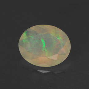 1.27カラットの天然マルチカラーオパール（10.1×8.1 mm・透明）