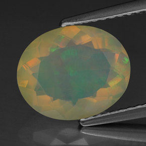 2.18カラットの天然マルチカラーオパール（11.1×9.1 mm・透明）