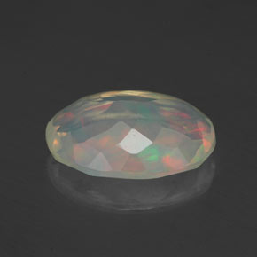 1.54カラットの天然マルチカラーオパール（10.8×7.8 mm・オーバルカット）