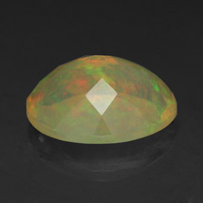 1.52カラットの天然マルチカラーオパール（10.1×8.2 mm・透明）