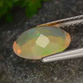 1.30カラットの天然マルチカラーオパール（10.1×8.2 mm・オーバルカット）