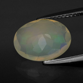 2.28カラットの天然マルチカラーオパール（12.2×9.2 mm・オーバルカット）