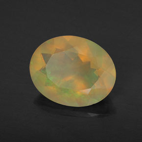 1.36カラットの天然マルチカラーオパール（10.1×8 mm・透明）