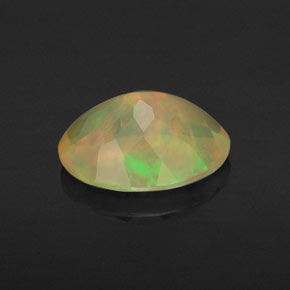 1.36カラットの天然マルチカラーオパール（10.1×8 mm・透明）